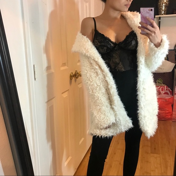 ❄️NWT FAUX FUR Jacket (ivory color)❄️ - Picture 5 of 8